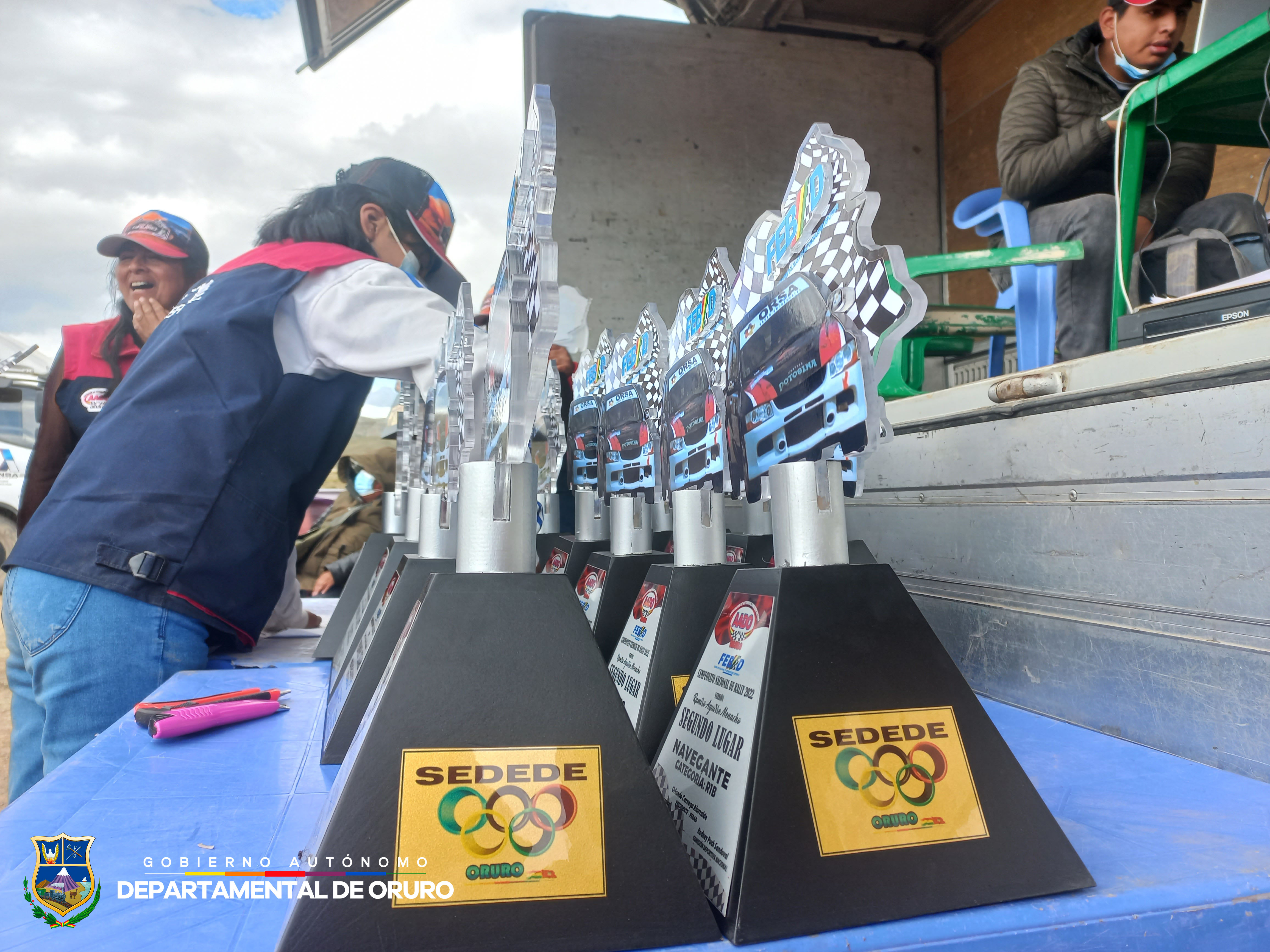 Apoyo con trofeos en la carrera Rally Nacional de Automovilismo en el circulo Mario Mercado.