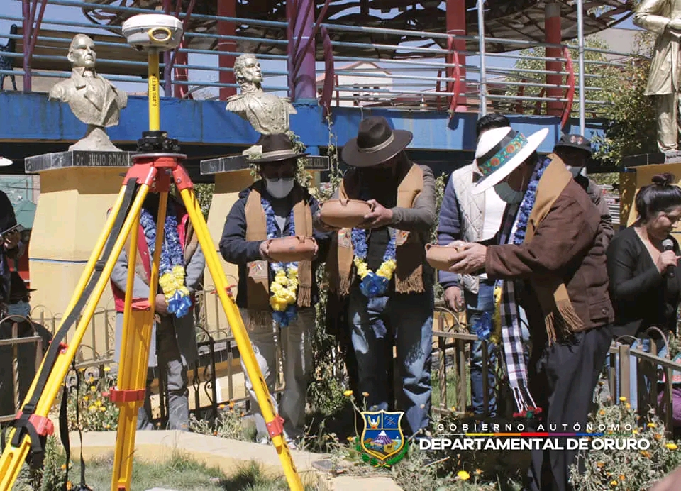 Con la finalidad de acelerar los trabajos técnicos georeferenciales, el Gobierno Autónomo Departamental de Oruro, en coordinación con el Viceministerio de Autonomías, realizó la implementación de un punto geodésico en el distrito minero de Huanuni que permitirá realizar una delimitación óptima con los municipios colindantes.