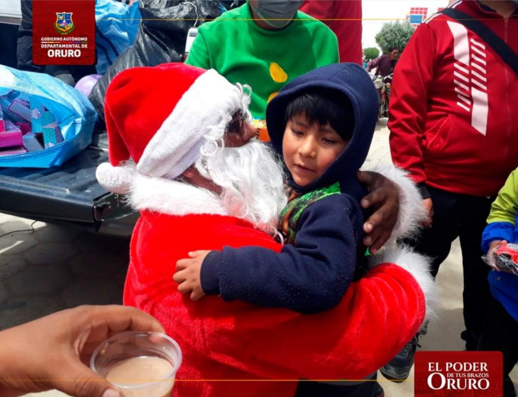 Entrega de regalos a los niños en machacamarca