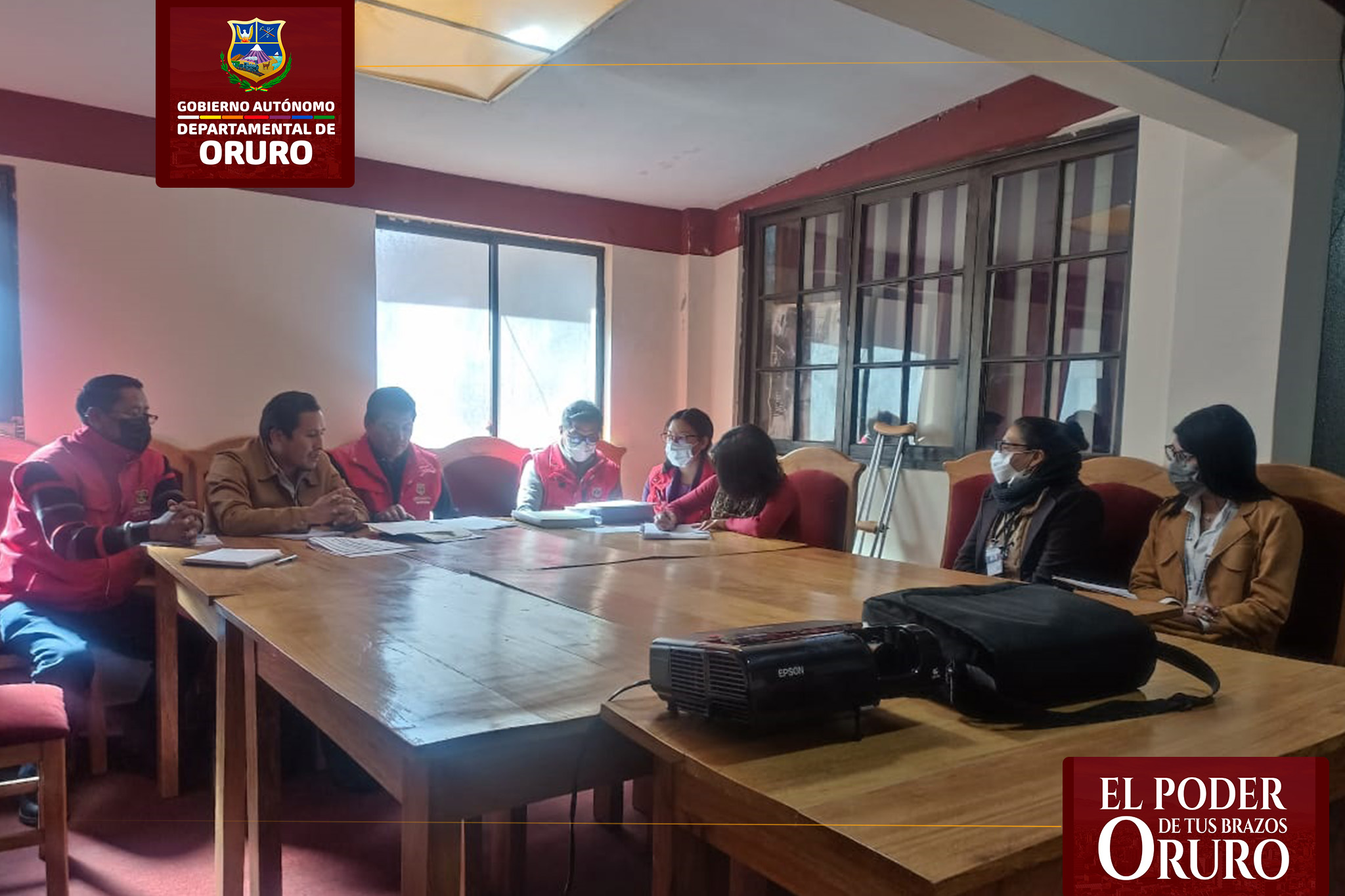 El personal de área de automatización de la S.D.M.M.R.E. se reune con el personal del INE Regional Oruro.