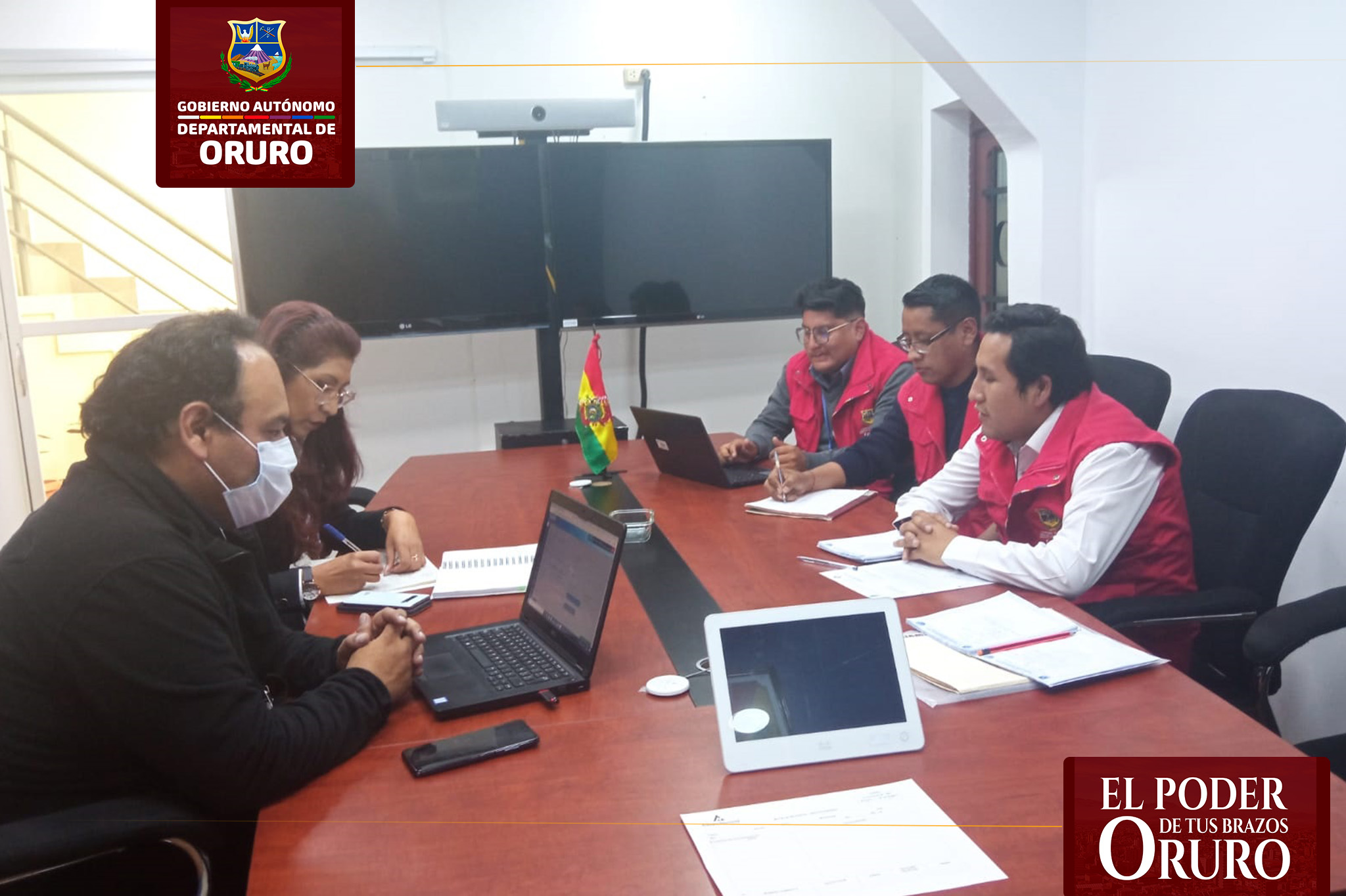 El personal de Área de Automatización de la S.D.M.M.R.E.  se reune con el personal del la Aduana - Regional Oruro