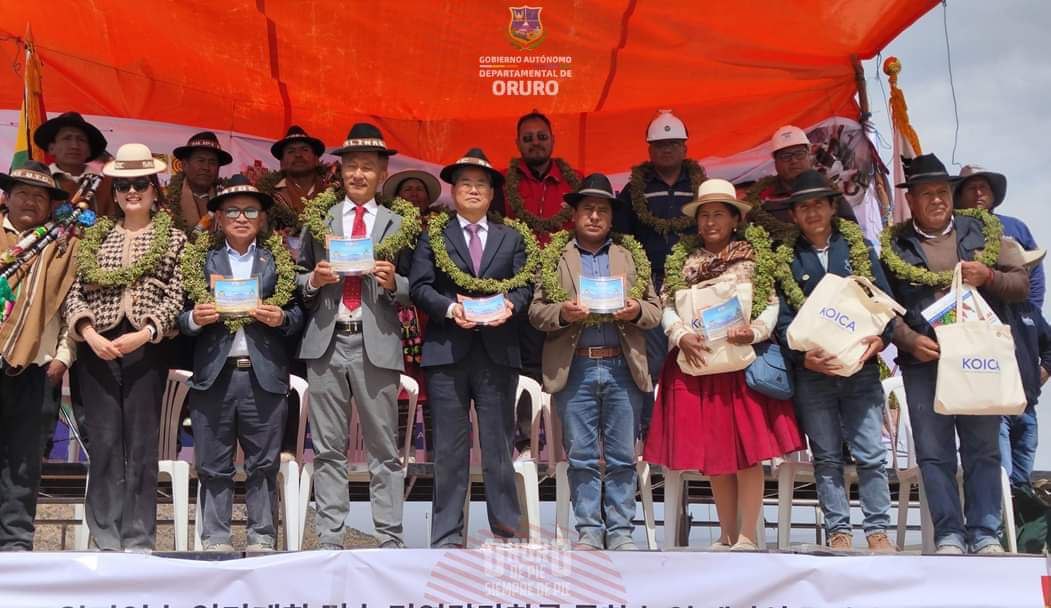 En la Comunidad Sivingani, Municipio de Salinas, se efectuó el acto de inicio de obra del Complejo Modelo de Innovación de Quinua del Proyecto "Mejora de la Productividad Agrícola en el Altiplano a través de la Mecanización y Capacitación de Agricultores". La actividad contó con la participación de autoridades del GADOR, de la República de Corea y GAIOC Salinas.