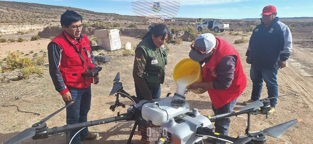 El Proyecto Mejoramiento de la Producción de quinua Mediante Bioinsumos en 14 Municipios del Departamento de Oruro, del Servicio Departamental Agropecuario (SEDAG) y el Servicio Nacional de Sanidad Agropecuaria (SENASAG), llevaron a cabo la campaña de fumigación en la Comunidad de Cotaña, del municipio de Salinas de Garci Mendoza.