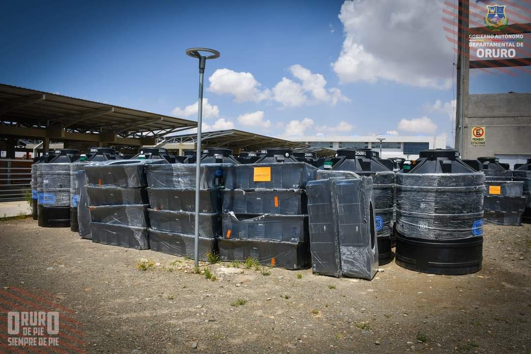 El Gobernador Dr. Johnny Vedia Rodríguez, realizó la entrega de tanques y bebederos de agua en beneficio de 14 municipios del departamento, por medio del programa "Prevención y Apoyo a Emergencias y/o desastres Agropecuarios" de la Secretaria Departamental de Desarrollo Productivo e Industria. Dando cumplimiento a  las disposiciones de la Ley N° 235 de Declaratoria de Desastre Departamental.