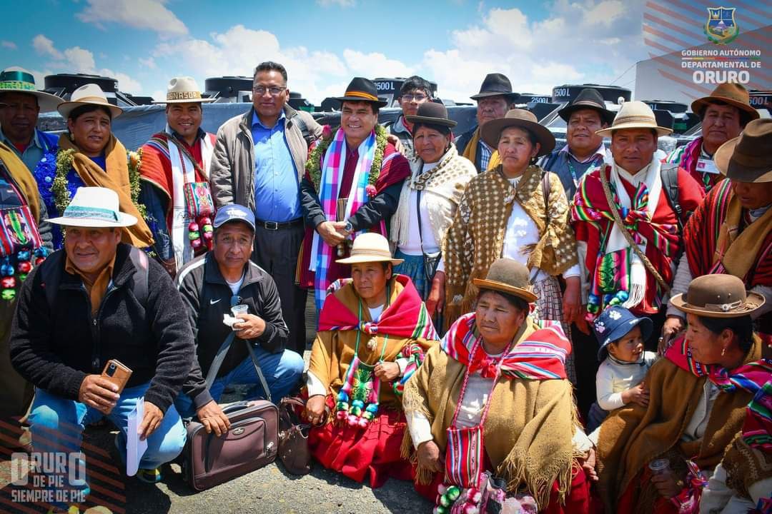 El Gobernador Dr. Johnny Vedia Rodríguez, realizó la entrega de tanques y bebederos de agua en beneficio de 14 municipios del departamento, por medio del programa "Prevención y Apoyo a Emergencias y/o desastres Agropecuarios" de la Secretaria Departamental de Desarrollo Productivo e Industria. Dando cumplimiento a  las disposiciones de la Ley N° 235 de Declaratoria de Desastre Departamental.