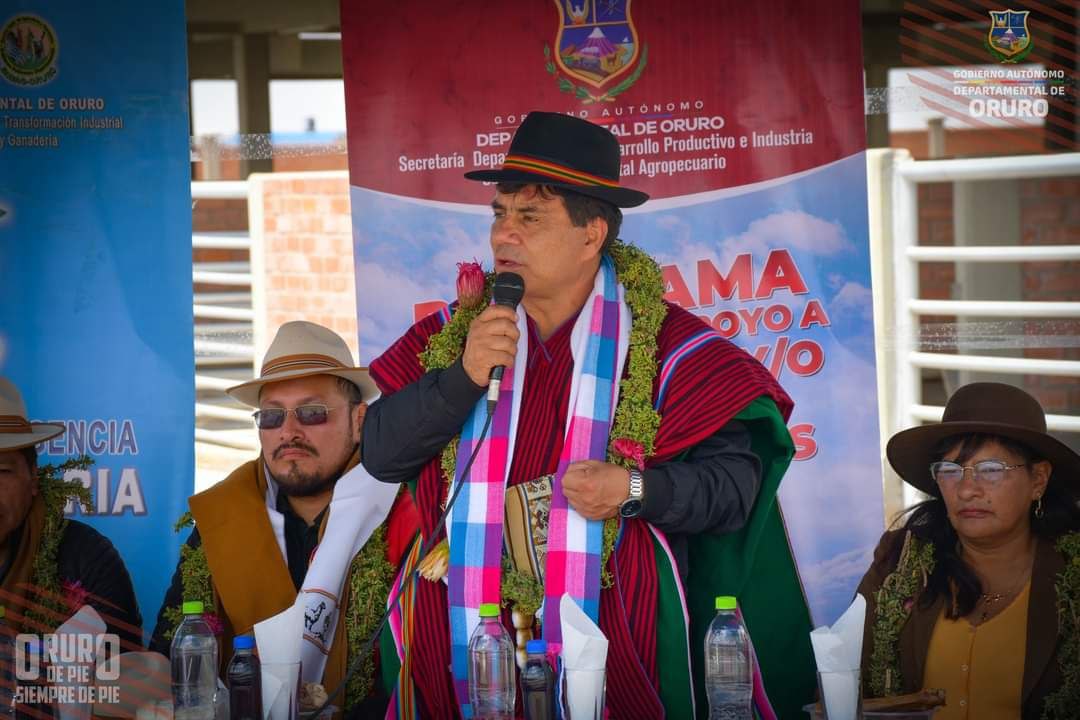 El Gobernador Dr. Johnny Vedia Rodríguez, realizó la entrega de tanques y bebederos de agua en beneficio de 14 municipios del departamento, por medio del programa "Prevención y Apoyo a Emergencias y/o desastres Agropecuarios" de la Secretaria Departamental de Desarrollo Productivo e Industria. Dando cumplimiento a  las disposiciones de la Ley N° 235 de Declaratoria de Desastre Departamental.