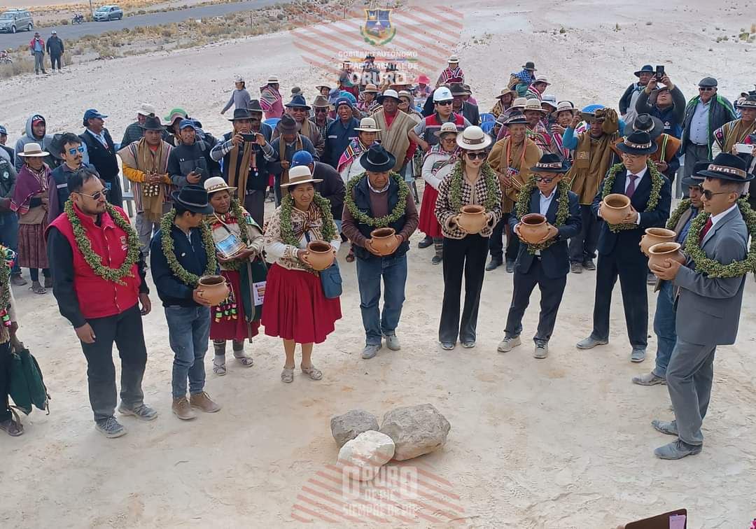 En la Comunidad Sivingani, Municipio de Salinas, se efectuó el acto de inicio de obra del Complejo Modelo de Innovación de Quinua del Proyecto "Mejora de la Productividad Agrícola en el Altiplano a través de la Mecanización y Capacitación de Agricultores". La actividad contó con la participación de autoridades del GADOR, de la República de Corea y GAIOC Salinas.