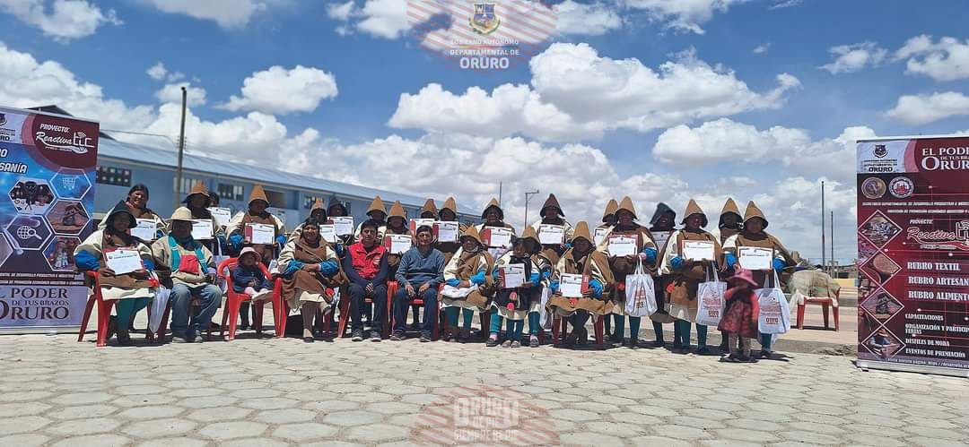 La Secretaria Departamental de Desarrollo Productivo e Industria y el Proyecto "Apoyo a la competitividad de la Micro y Pequeña Empresa (ReactivaTic) en Municipios Productores del Departamento de Oruro", realizó la clausura del curso de capacitación especializada rubro artesanía en tejido a telar en la GAIOC de la Nación Originaria Uru Chipaya.