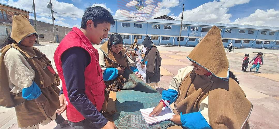 La Secretaria Departamental de Desarrollo Productivo e Industria y el Proyecto "Apoyo a la competitividad de la Micro y Pequeña Empresa (ReactivaTic) en Municipios Productores del Departamento de Oruro", realizó la clausura del curso de capacitación especializada rubro artesanía en tejido a telar en la GAIOC de la Nación Originaria Uru Chipaya.