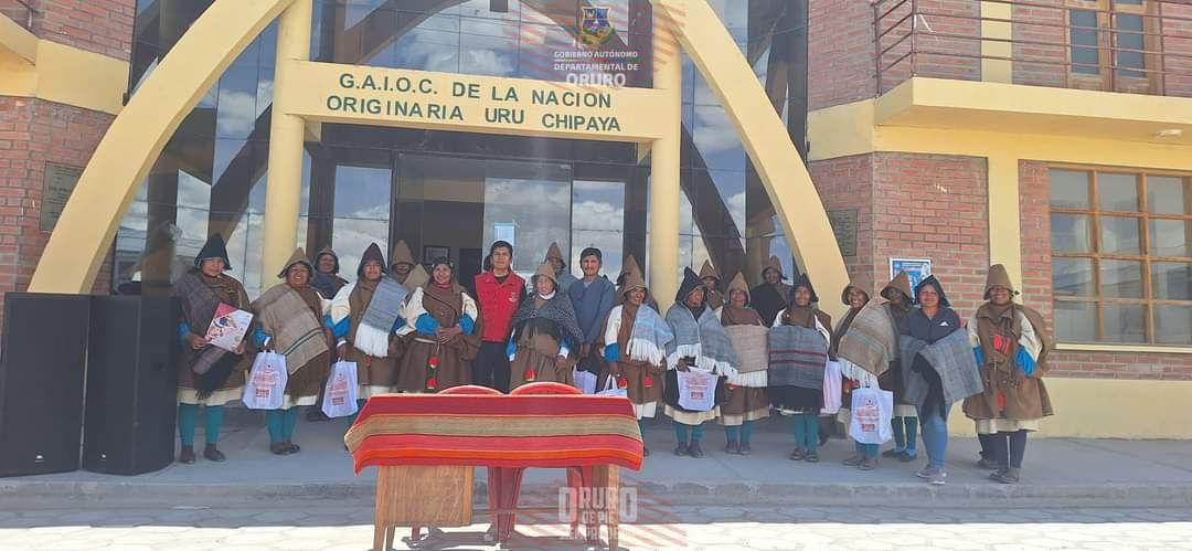 La Secretaria Departamental de Desarrollo Productivo e Industria y el Proyecto "Apoyo a la competitividad de la Micro y Pequeña Empresa (ReactivaTic) en Municipios Productores del Departamento de Oruro", realizó la clausura del curso de capacitación especializada rubro artesanía en tejido a telar en la GAIOC de la Nación Originaria Uru Chipaya.