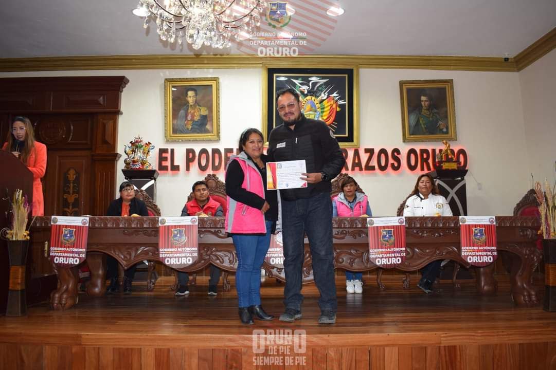 La Secretaria Departamental de Desarrollo Productivo e Industria a través del Proyecto "Apoyo a la competitividad de la Micro y Pequeña Empresa (ReactivaTic) en Municipios Productores del Departamento de Oruro", realizó la entrega de certificados de capacitación en competencias básicas, técnicas en panaderia y reposteria, misma que se efectuó Huanuni.