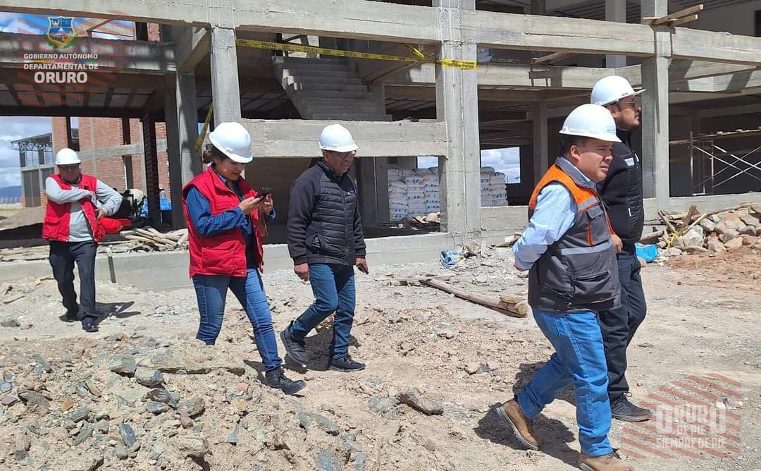 El Secretario Departamental de Desarrollo Productivo e Industria, Arq. Ernesto Callapa, realizó una inspección in situ a la Construcción del Bloque Administrativo de la Plataforma Multimodal del Puerto Seco,  verificando un avance físico del 50%.