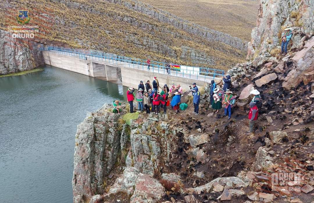 El Servicio Departamental Agropecuario dependiente de la Secretaria de Desarrollo Productivo e Industria de la Gobernacion  realizó la siembra de alevines en la represa de Vilacollo del municipio de Huanuni con la finalidad de generar ingresos económicos, de esta forma fomentar la actividad e importancia de la acuicultura.